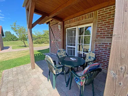 überdachte Terrasse (vom Wohnbereich begehbar)