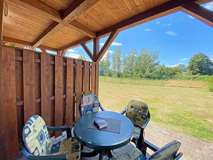 überdachte Terrasse (vom Wohnbereich begehbar)