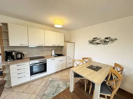 Küchenzeile mit Spülmaschine, Ceran-Kochfeld, Backofen, Kühlschrank mit 3 ***Gefrierfach, Toaster, Wasserkocher, Kaffeemaschine und diversen Küchenutensilien