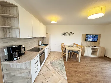 Küchenzeile mit Spülmaschine, Ceran-Kochfeld, Backofen, Kühlschrank mit 3 ***Gefrierfach, Toaster, Wasserkocher, Kaffeemaschine und diversen Küchenutensilien