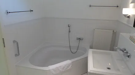 Badezimmer mit Badewanne