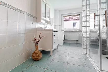 Bad mit Dusche und Badewanne