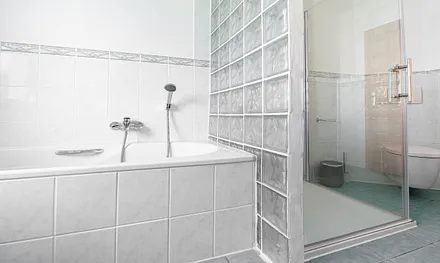 Bad mit Dusche und Badewanne