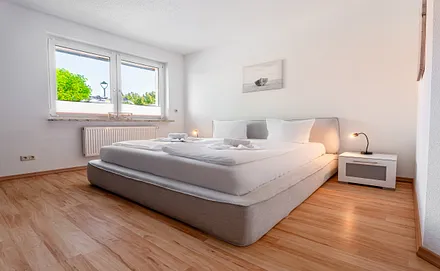 Schlafzimmer mit Doppelbett