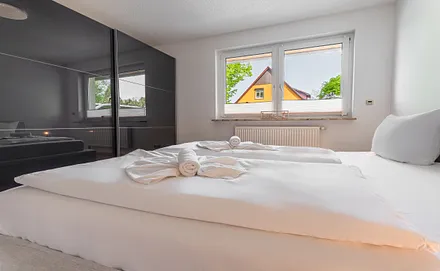 Schlafzimmer mit Schrnak