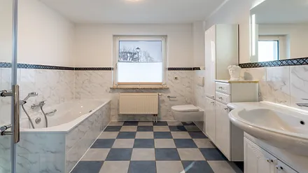 Bad mit Dusche und Badewanne