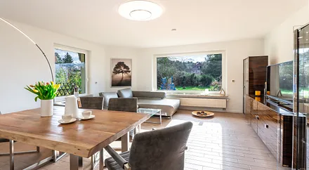 Wohnzimmer mit Schlafsofa mit großem Panoramafenster