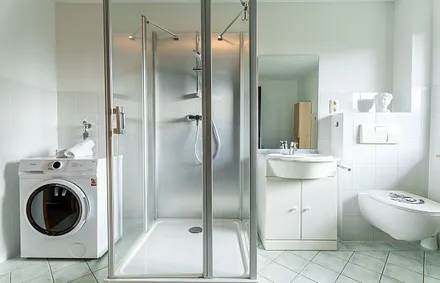 Bad mit Dusche,WC und Waschmaschine