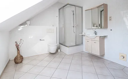 Bad mit Dusche und WC