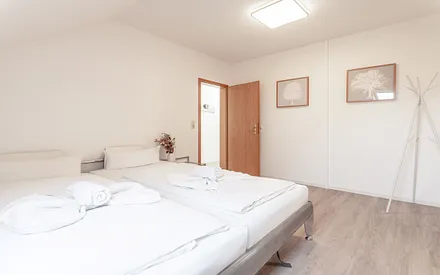 Schlafzimmer mit Doppelbett