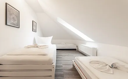 Schalfzimmer mit vier Stapelbetten