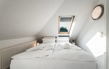 Schlafzimmer mit Doppelbett
