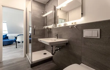 Bad mit Dusche und WC