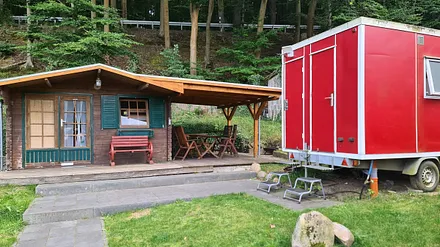 Aussenansicht mit Terrasse und Waschwagen