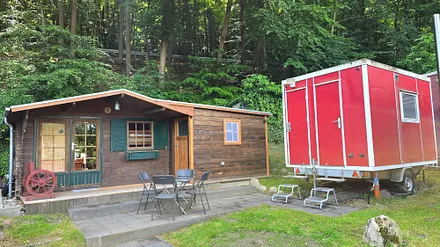 Aussenansicht mit Terrasse und Waschwagen