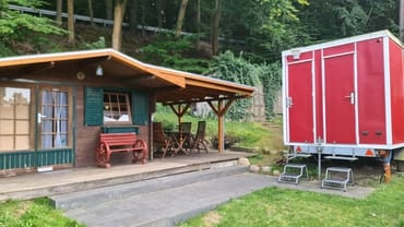 Aussenansicht mit Terrasse und Waschwagen
