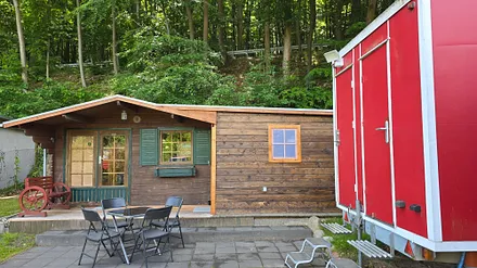 Aussenansicht mit Terrasse und Waschwagen