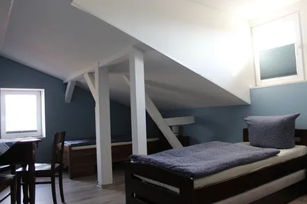 Schlafzimmer Dachgeschoss 3 Betten (Doppelbett vorn zum ausziehen)