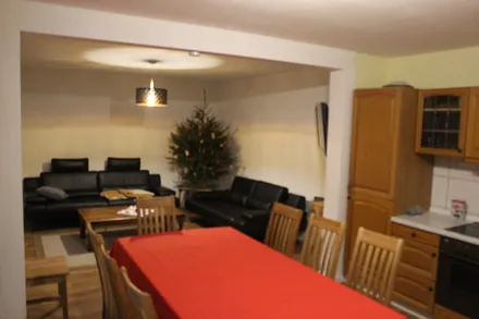 Wohn - und Küchenbereich mit Fernseher rechts