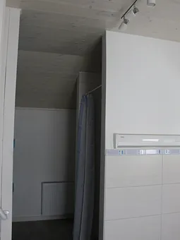 Dusche und Toilette im Badezimmer Dachgeschoss