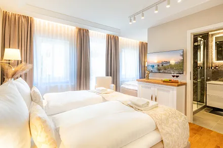  1. Schlafzimmer mit Doppelbett und Einzelbett