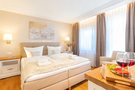  1. Schlafzimmer mit Doppelbett und Einzelbett