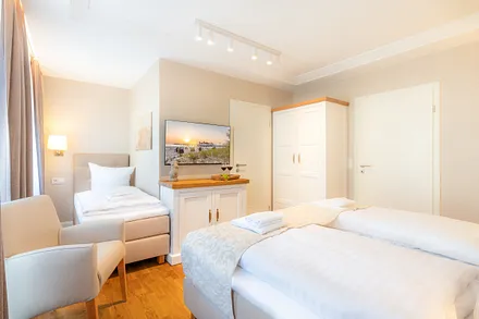  1. Schlafzimmer mit Doppelbett und Einzelbett