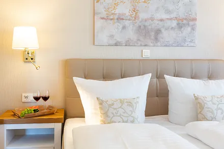  1. Schlafzimmer mit Doppelbett und Einzelbett