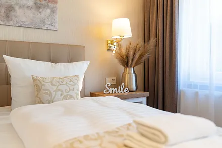  1. Schlafzimmer mit Doppelbett und Einzelbett