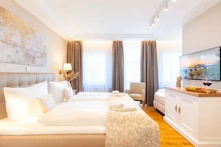  1. Schlafzimmer mit Doppelbett und Einzelbett