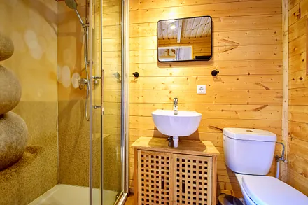 Bad mit Dusche und WC