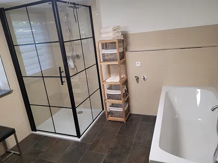 Badezimmer mit Badwanne & Dusche