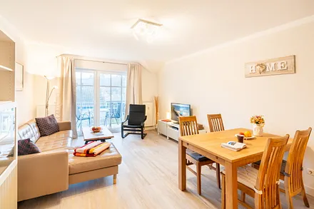 Wohn- und Essbereich mit angrenzendem Balkon