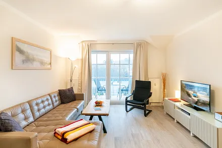 Wohnbereich mit angrenzendem Balkon