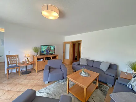 Wohnbereich mit Massivmöbeln, Stehlampe, zwei Sessel und zwei Schlafcouchen (Aufbettung für 5./6. Person - 1,90 m x 2,00 m), 42 Zoll LCD-TV, CD und DVD-Player sowie Gesellschaftsspiele