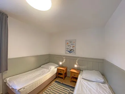 Schlafzimmer mit 2 Einzelbetten (0,90 m x 2,00 m) - auch als Doppelbett stellbar, Nachttischablagen und Kleiderschrank