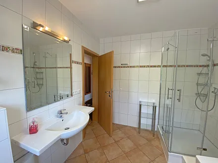 Tageslichtbad mit Badewanne, separater Dusche, Waschtisch, Fön und WC