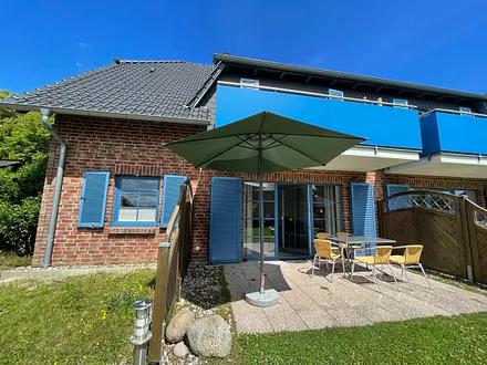 große, bestuhlte Terrasse (West) mit Sonnenschirm