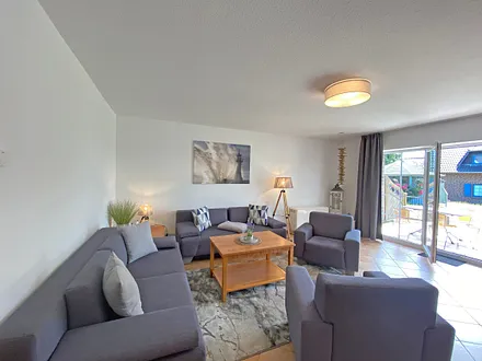 Wohnbereich mit Massivmöbeln, Stehlampe, zwei Sessel und zwei Schlafcouchen (Aufbettung für 5./6. Person - 1,90 m x 2,00 m), 42 Zoll LCD-TV, CD und DVD-Player sowie Gesellschaftsspiele