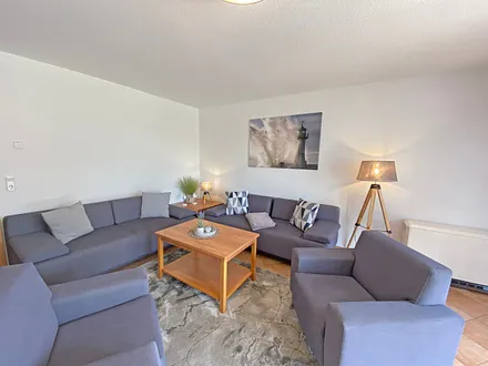 Wohnbereich mit Massivmöbeln, Stehlampe, zwei Sessel und zwei Schlafcouchen (Aufbettung für 5./6. Person - 1,90 m x 2,00 m), 42 Zoll LCD-TV, CD und DVD-Player sowie Gesellschaftsspiele