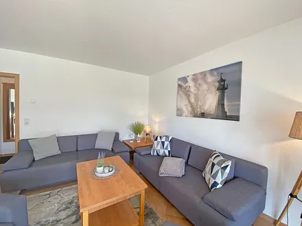 Wohnbereich mit Massivmöbeln, Stehlampe, zwei Sessel und zwei Schlafcouchen (Aufbettung für 5./6. Person - 1,90 m x 2,00 m), 42 Zoll LCD-TV, CD und DVD-Player sowie Gesellschaftsspiele