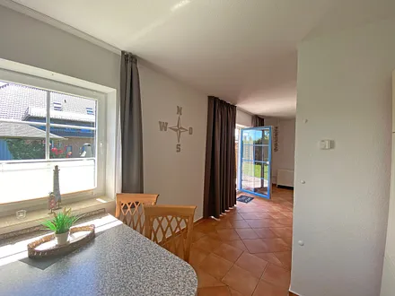 Esstisch mit Stühlen und Blick auf den Selliner See 