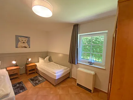 Schlafzimmer mit 2 Einzelbetten (0,90 m x 2,00 m), auch als Doppelbett stellbar, Nachttischablagen und Kleiderschrank 