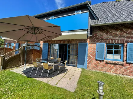 bestuhlte Terrasse (Süd) mit Sonnenschirm