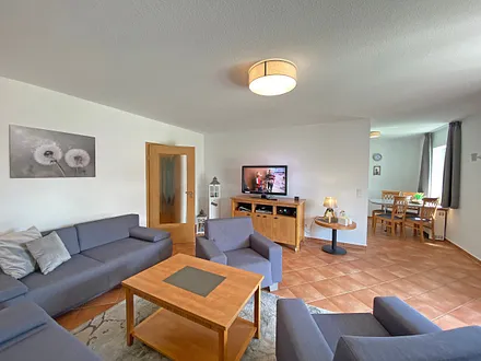 Wohnbereich mit Massivmöbeln, Stehlampe, zwei Sessel, zwei Couchen, 42 Zoll LCD-TV und ein CD/ Blu-Ray-Player