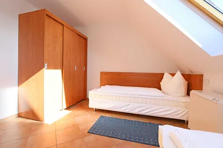 Schlafzimmer mit 2 Einzelbetten (0,80 m x 2,00 m), Nachttischablagen und Kleiderschrank 