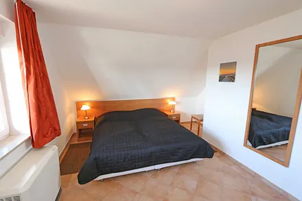 Schlafzimmer mit Doppelbett (1,80 m x 2,00 m), verstellbaren Lattenrosten, Nachttischablagen mit Leselicht und Kleiderschrank 