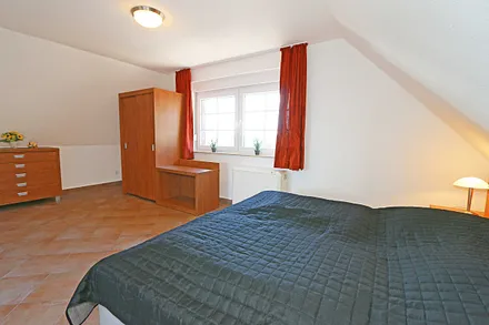 Schlafzimmer mit Doppelbett (1,80 m x 2,00 m), verstellbaren Lattenrosten, Nachttischablagen mit Leselicht und Kleiderschrank 