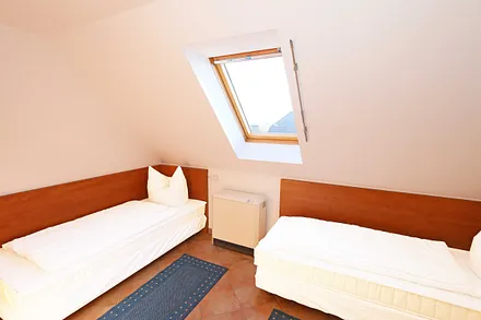 Schlafzimmer mit 2 Einzelbetten (0,80 m x 2,00 m), Nachttischablagen und Kleiderschrank 