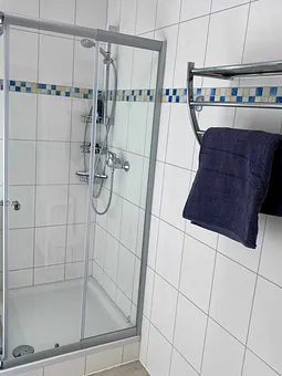 modernes Tageslichtbad mit Dusche, Waschtisch mit Unterschrank, Kosmetikspiegel, WC, Fön und Insektenschutz